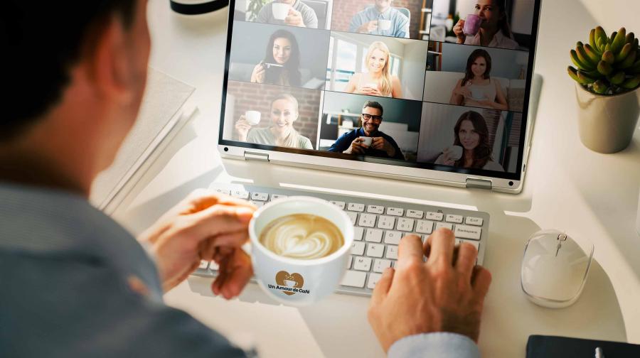 personne en télétravail projet de site internet avec un café