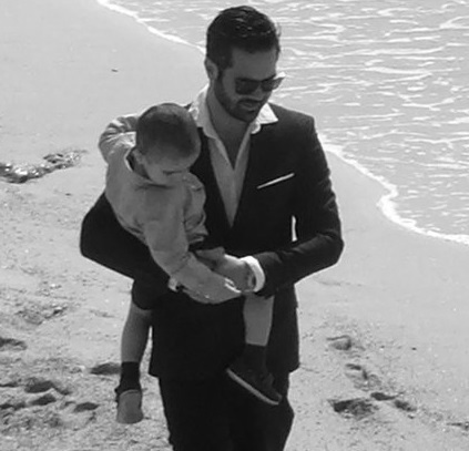 photo de moi-même avec mon fils dans les bras en mode beau gosse sur la plage sacha francese